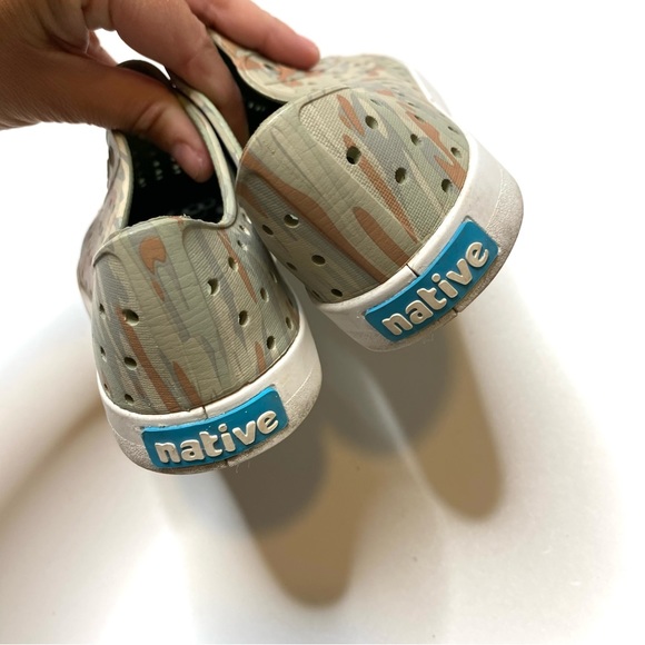 Native Jefferson Shoes in Neutral Light Camo Green & Tan Slip On Kids Size J1 1 - Picture 6 of 9